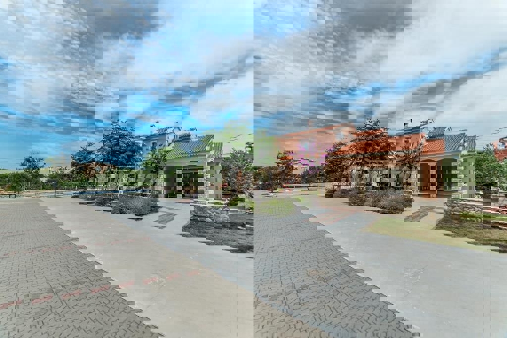 Edificio residenziale e commerciale con ampio giardino e piscina