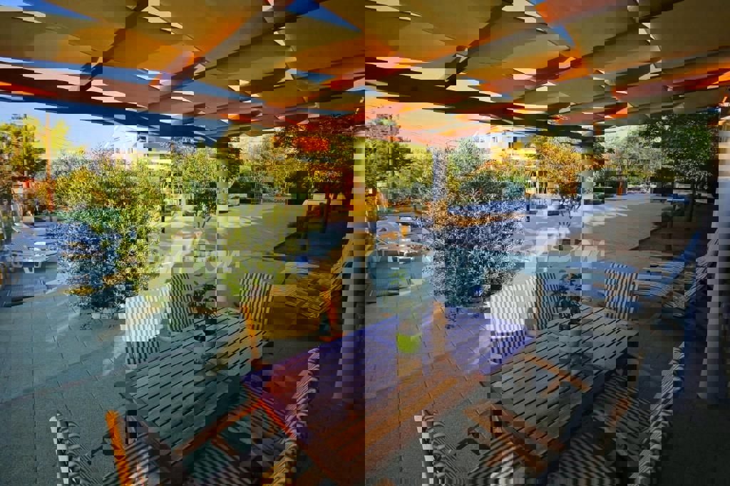 Edificio residenziale e commerciale con ampio giardino e piscina