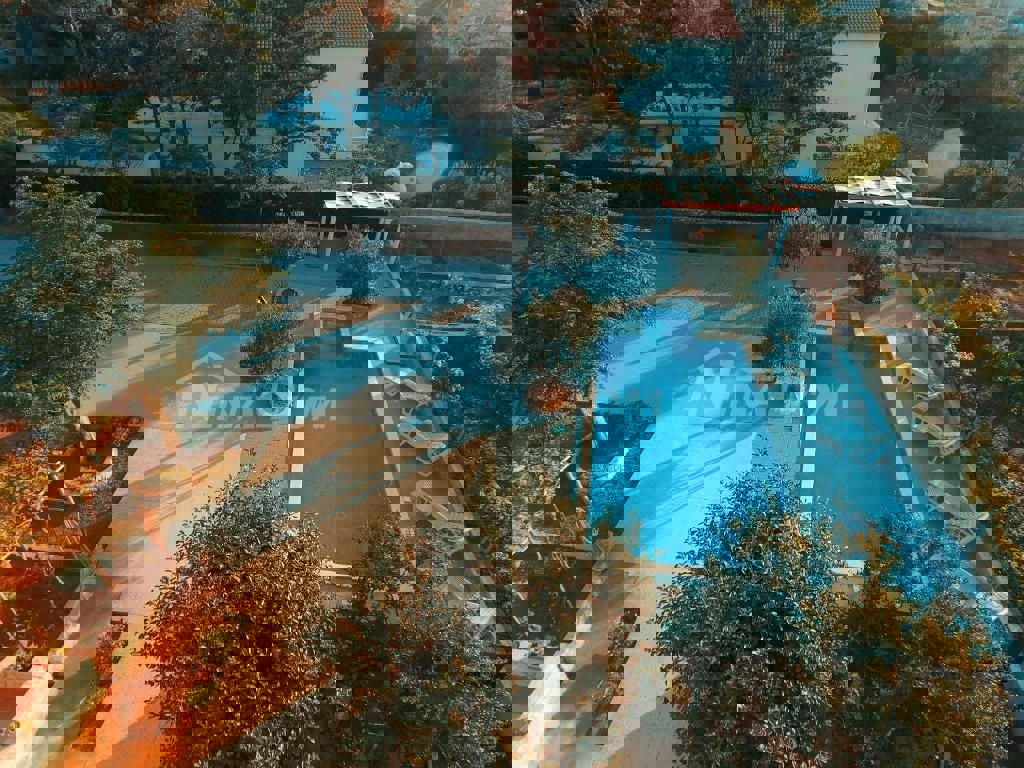 Edificio residenziale e commerciale con ampio giardino e piscina