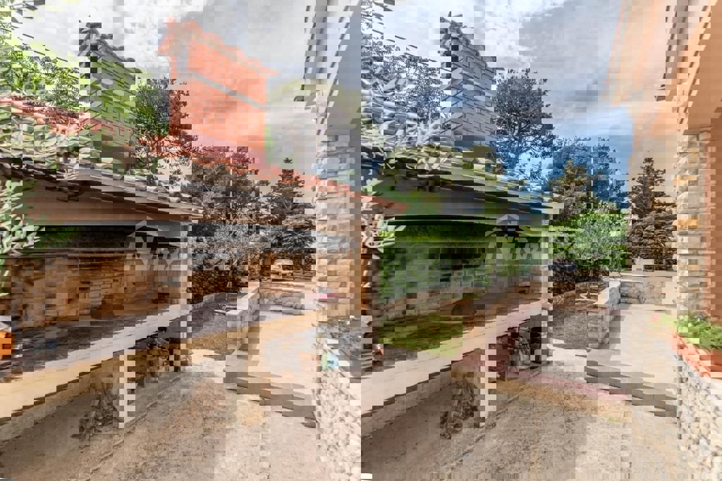 Edificio residenziale e commerciale con ampio giardino e piscina