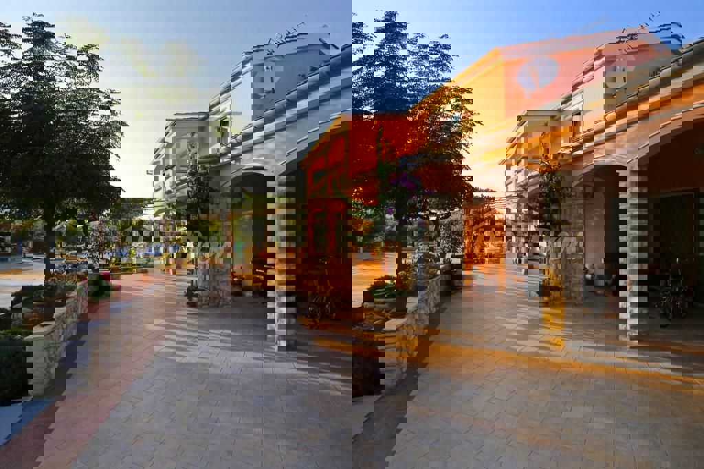 Edificio residenziale e commerciale con ampio giardino e piscina