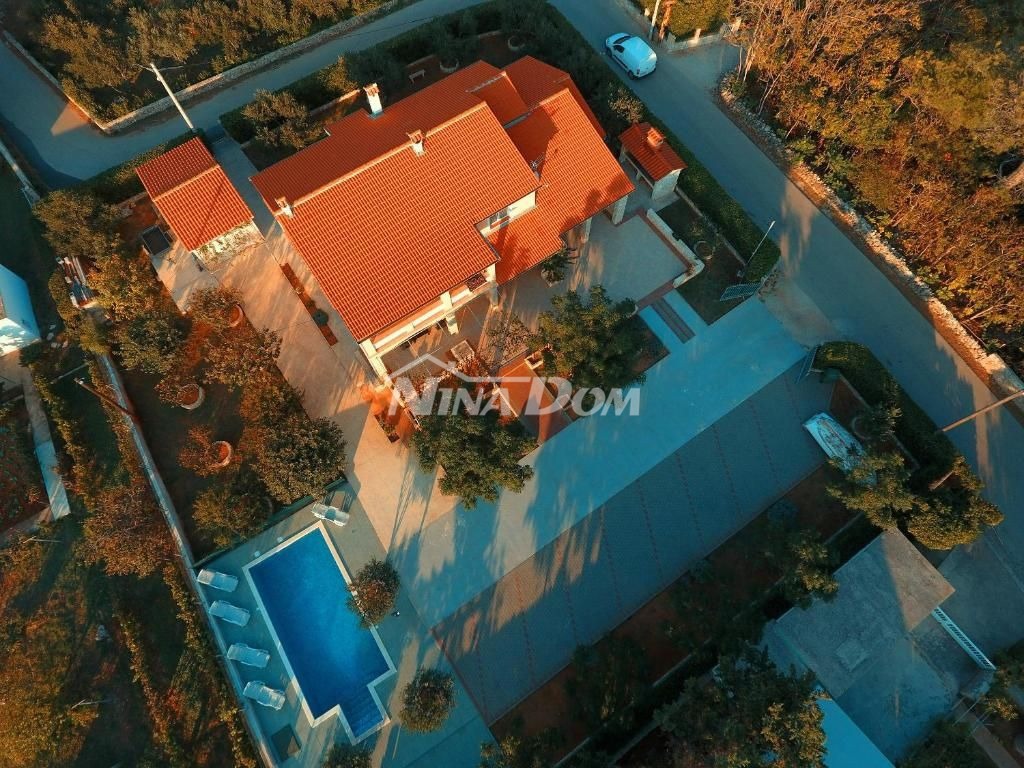 Edificio residenziale e commerciale con ampio giardino e piscina