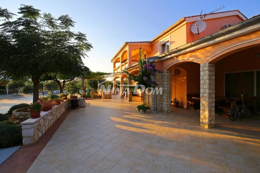 Edificio residenziale e commerciale con ampio giardino e piscina