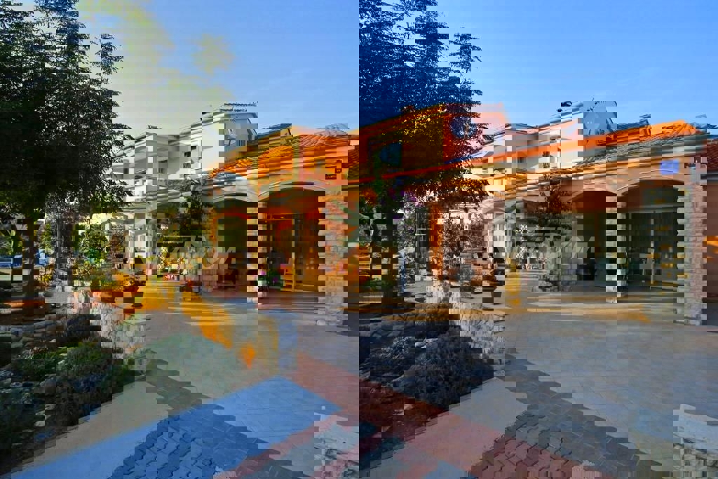 Edificio residenziale e commerciale con ampio giardino e piscina