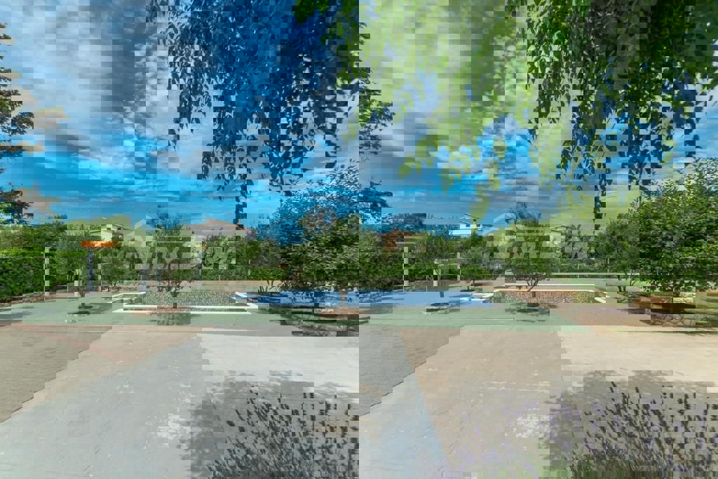 Edificio residenziale e commerciale con ampio giardino e piscina