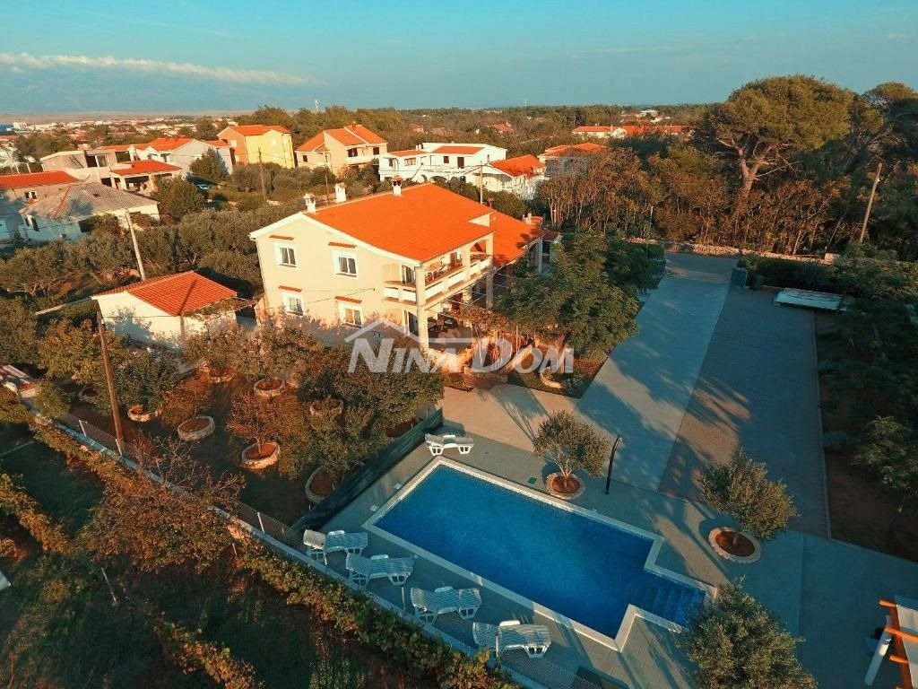 Edificio residenziale e commerciale con ampio giardino e piscina