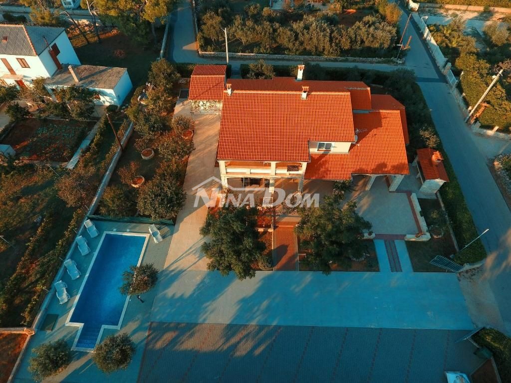 Edificio residenziale e commerciale con ampio giardino e piscina