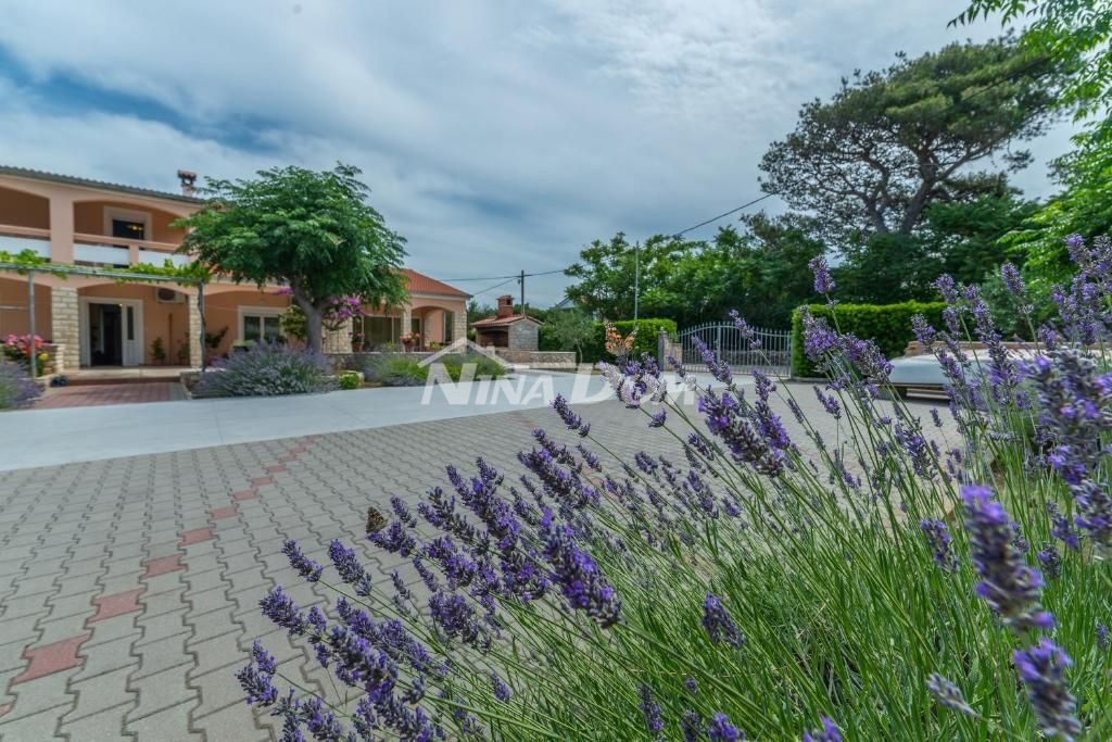 Edificio residenziale e commerciale con ampio giardino e piscina