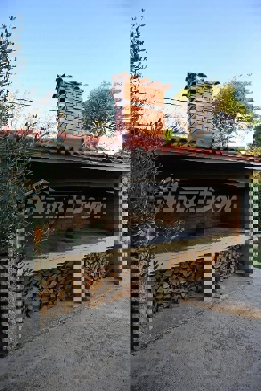 Edificio residenziale e commerciale con ampio giardino e piscina