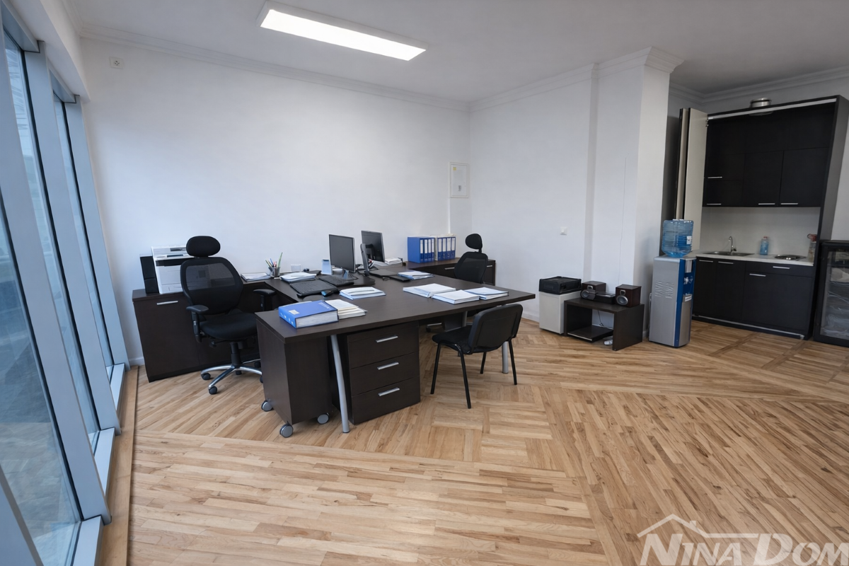 Spazio commerciale su due livelli in vendita in posizione attraente con parcheggio e ottimo accesso