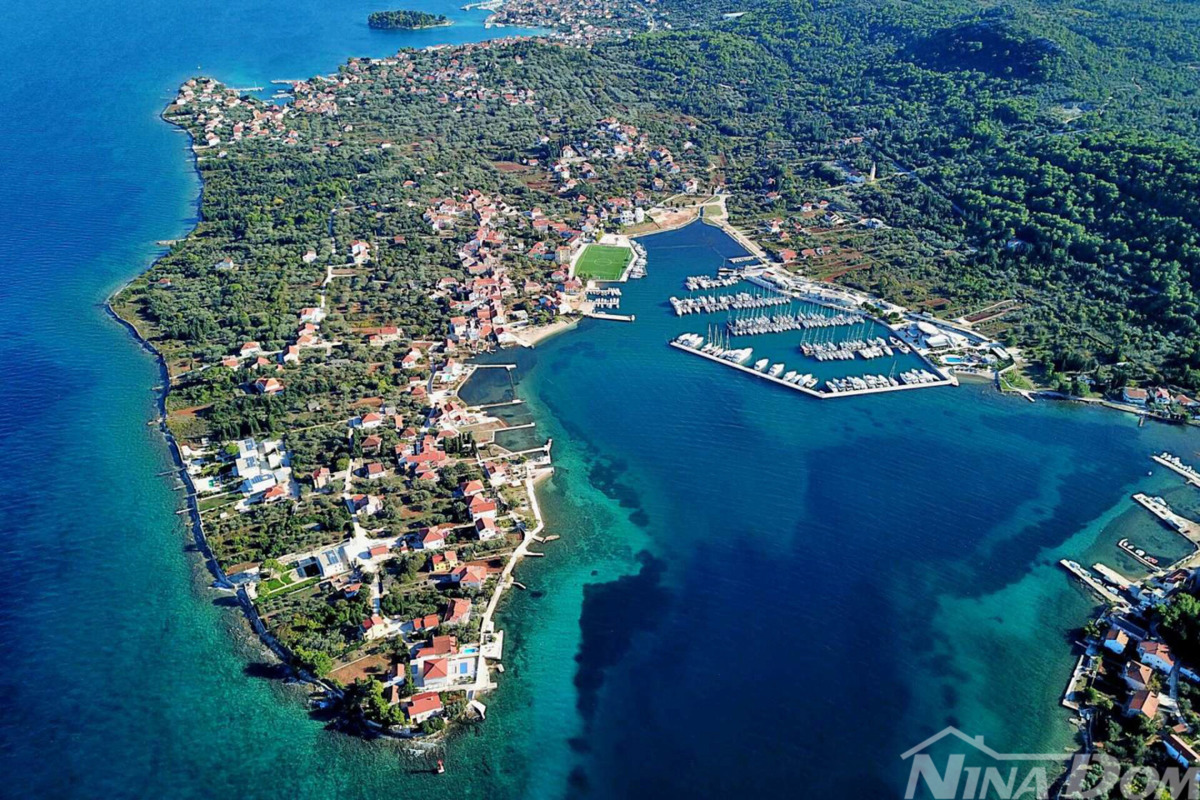 PRIMA FILA SUL MARE
DALMAZIA – ZADAR – MARINA SUTOMIŠĆICA – ISOLA DI UGLIANO