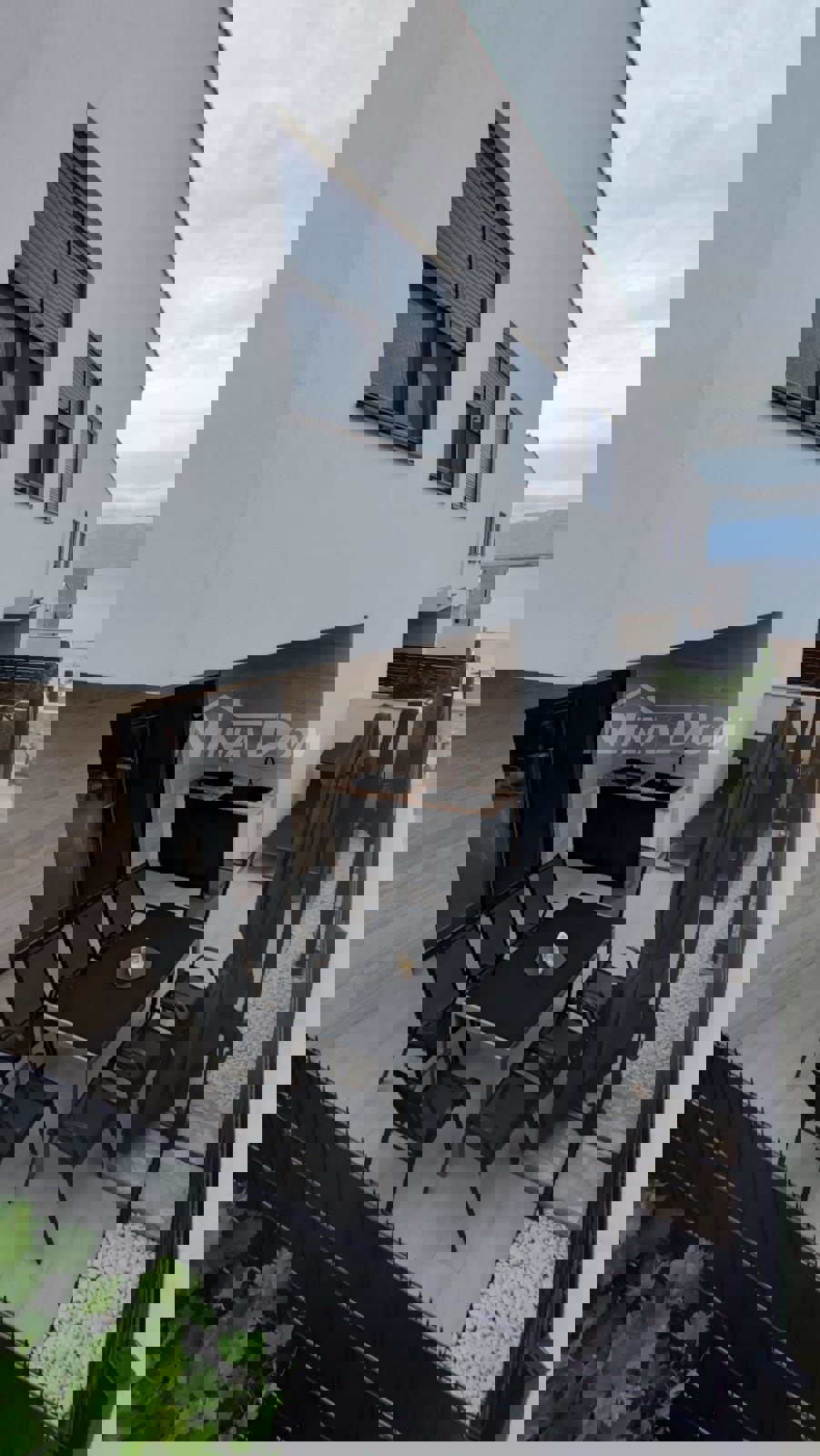 Villa splendidamente arredata a 80 metri dal mare, in posizione tranquilla.