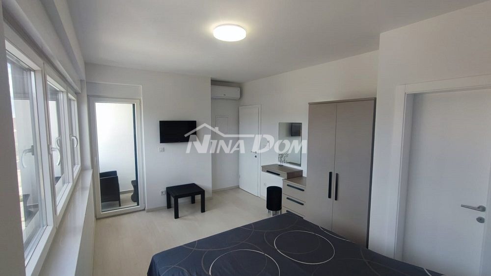 Villa splendidamente arredata a 80 metri dal mare, in posizione tranquilla.