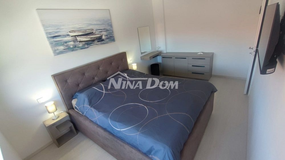 Villa splendidamente arredata a 80 metri dal mare, in posizione tranquilla.