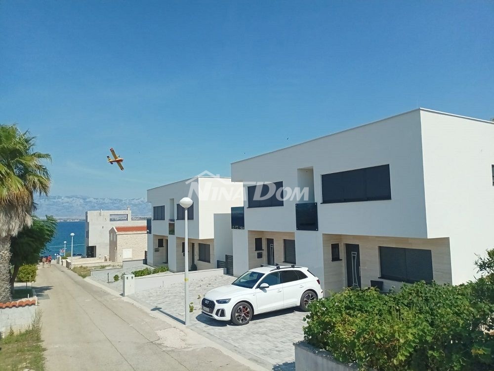 Villa splendidamente arredata a 80 metri dal mare, in posizione tranquilla.