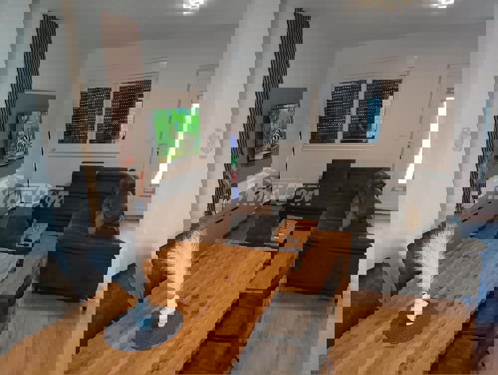 Villa splendidamente arredata a 80 metri dal mare, in posizione tranquilla.