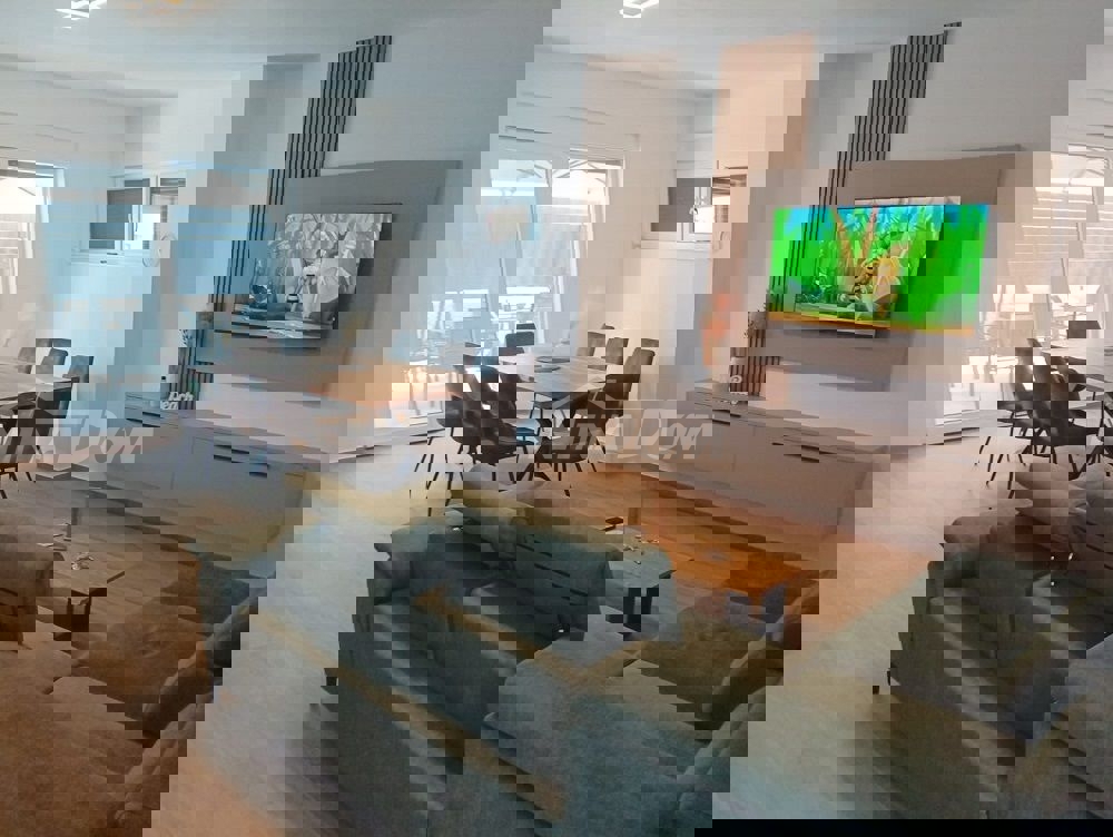 Villa splendidamente arredata a 80 metri dal mare, in posizione tranquilla.