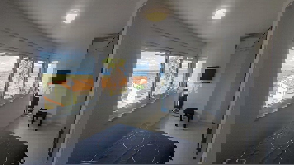 Villa splendidamente arredata a 80 metri dal mare, in posizione tranquilla.