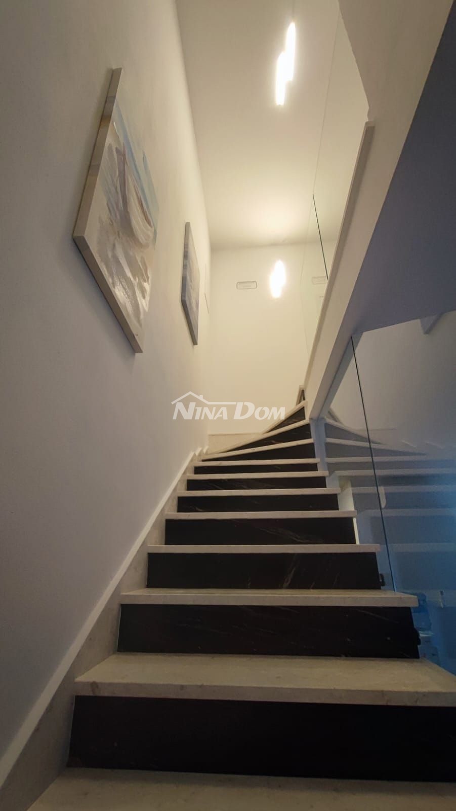 Villa splendidamente arredata a 80 metri dal mare, in posizione tranquilla.