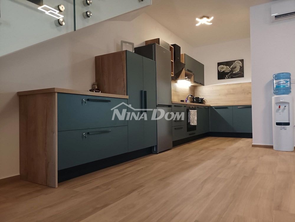 Villa splendidamente arredata a 80 metri dal mare, in posizione tranquilla.