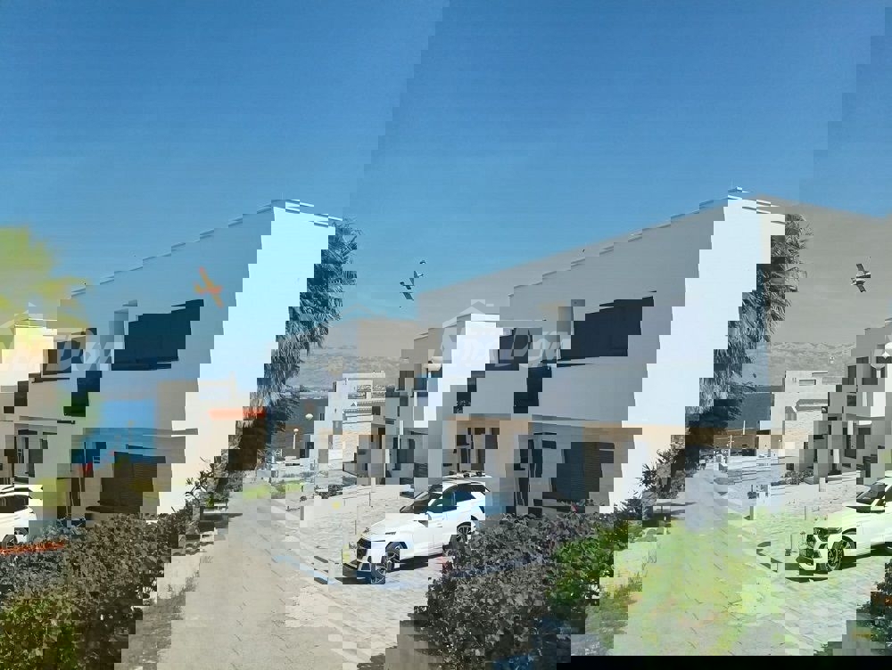 Villa splendidamente arredata a 80 metri dal mare, in posizione tranquilla.