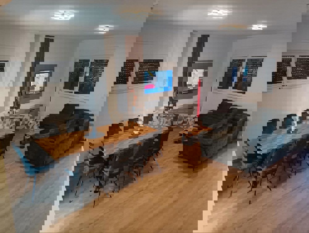 Villa splendidamente arredata a 80 metri dal mare, in posizione tranquilla.