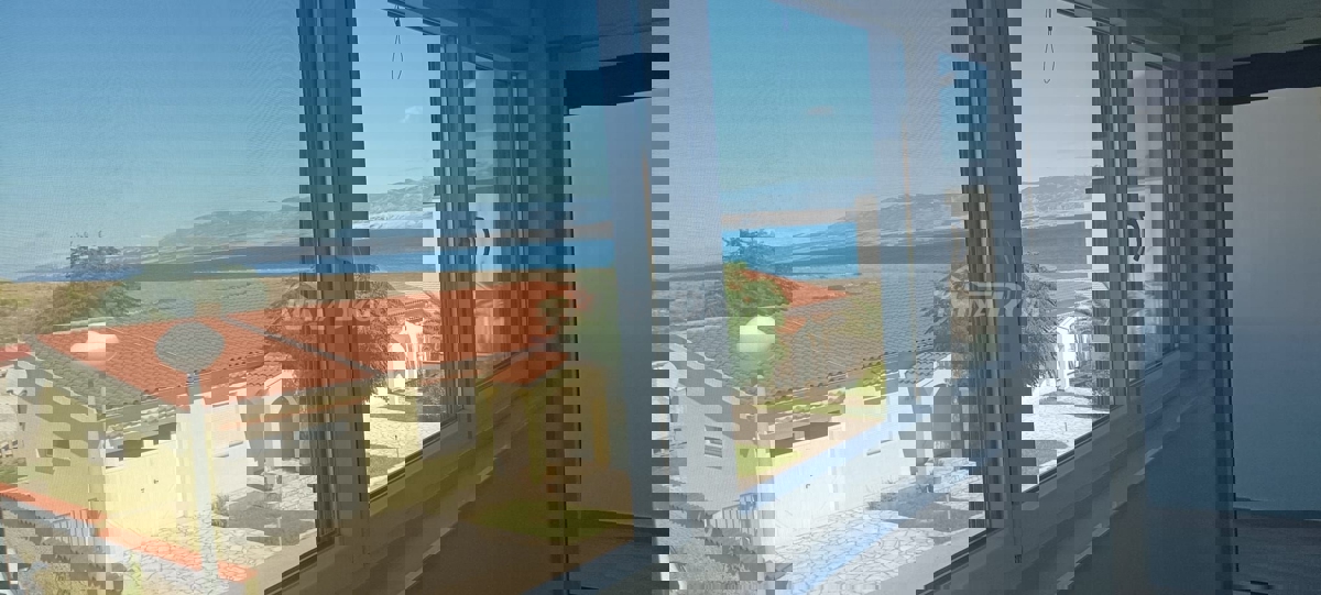 Villa splendidamente arredata a 80 metri dal mare, in posizione tranquilla.