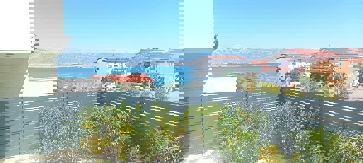 Villa splendidamente arredata a 80 metri dal mare, in posizione tranquilla.