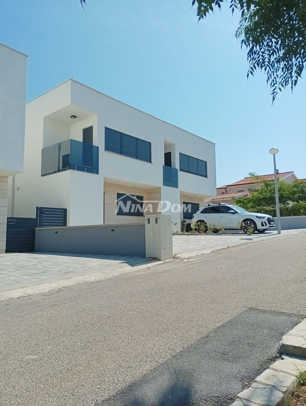 Villa splendidamente arredata a 80 metri dal mare, in posizione tranquilla.