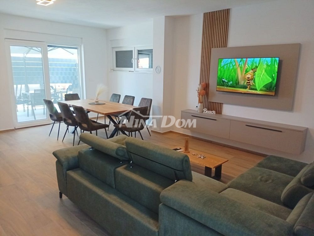 Villa splendidamente arredata a 80 metri dal mare, in posizione tranquilla.