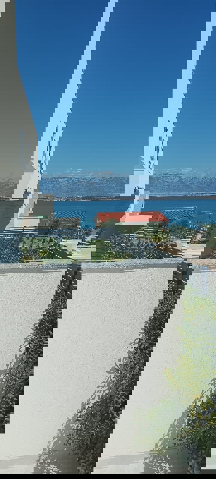 Villa splendidamente arredata a 80 metri dal mare, in posizione tranquilla.