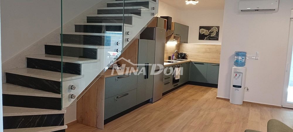 Villa splendidamente arredata a 80 metri dal mare, in posizione tranquilla.