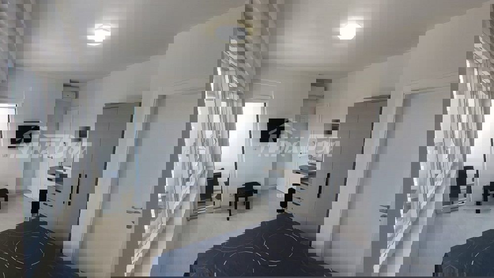 Villa splendidamente arredata a 80 metri dal mare, in posizione tranquilla.