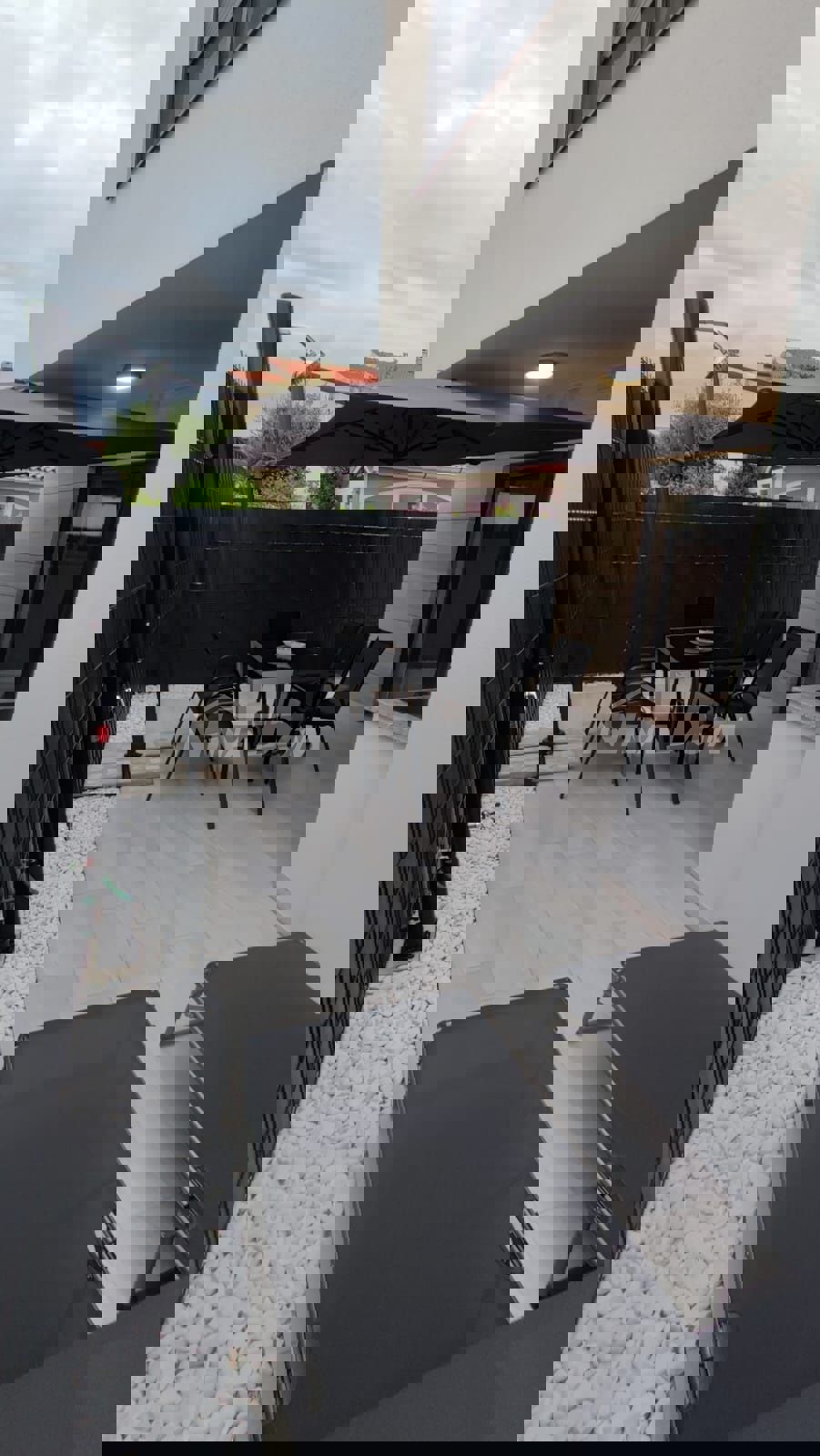 Villa splendidamente arredata a 80 metri dal mare, in posizione tranquilla.