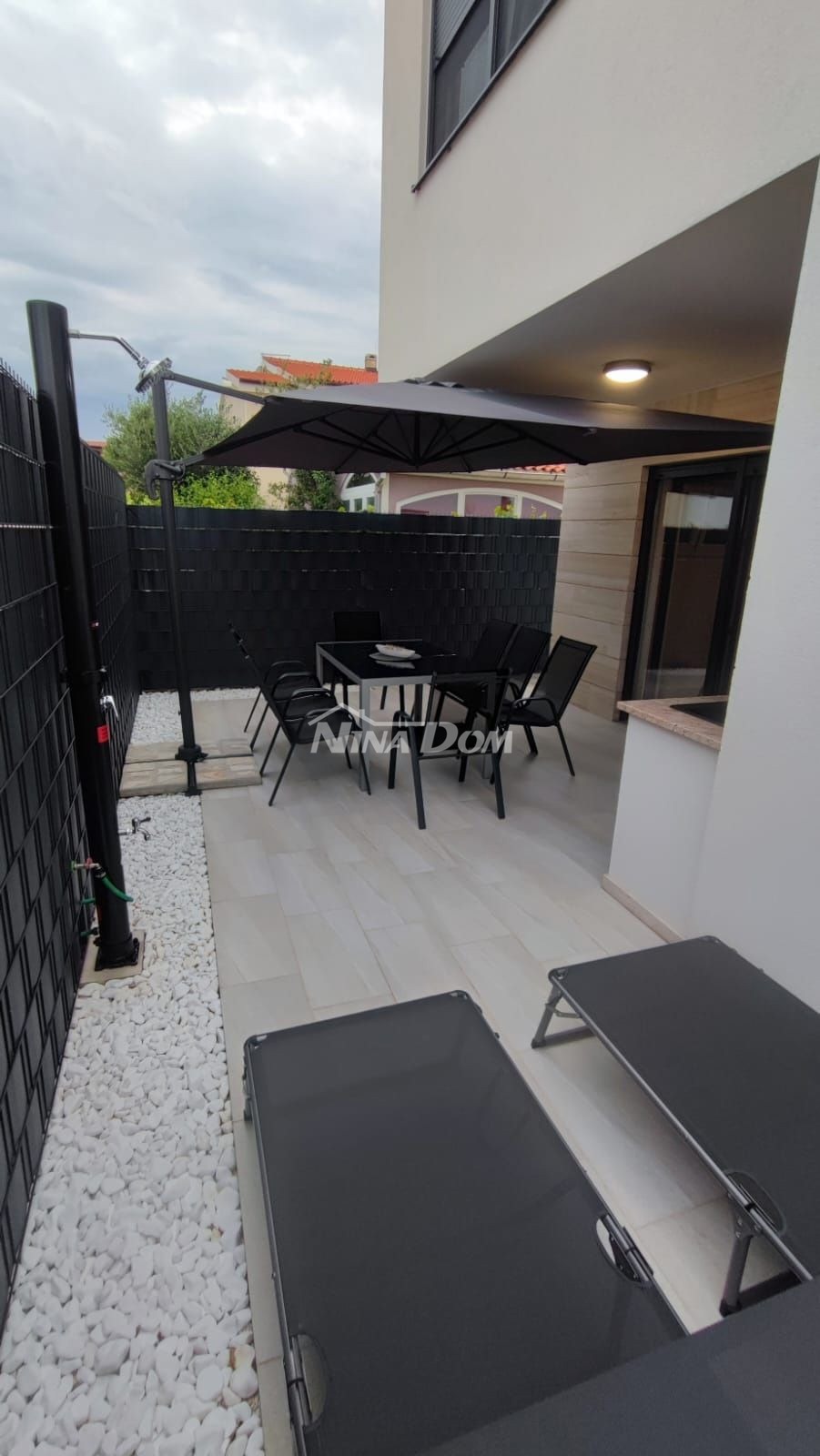 Villa splendidamente arredata a 80 metri dal mare, in posizione tranquilla.