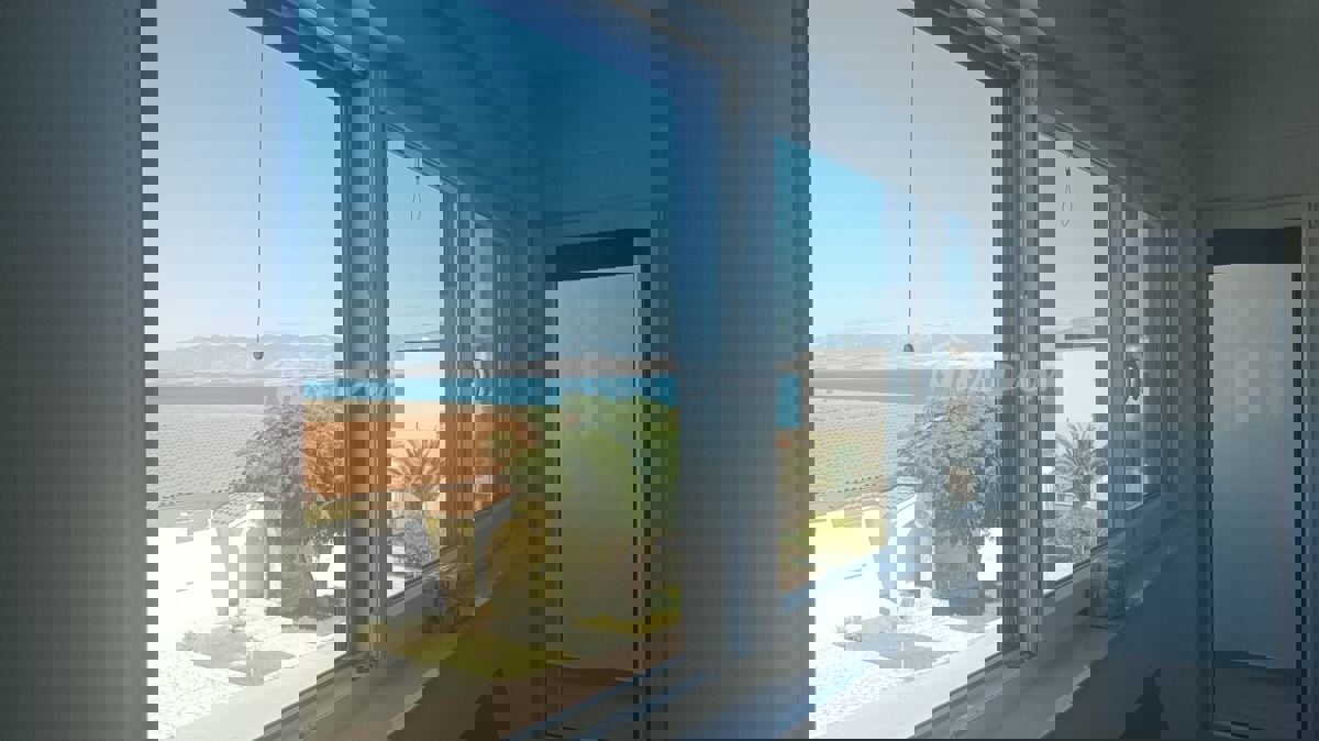 Villa splendidamente arredata a 80 metri dal mare, in posizione tranquilla.