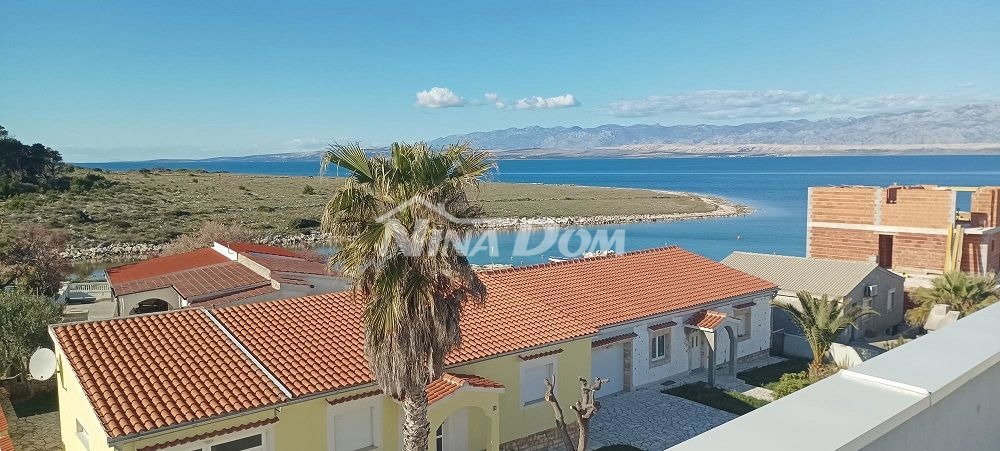 Villa splendidamente arredata a 80 metri dal mare, in posizione tranquilla.