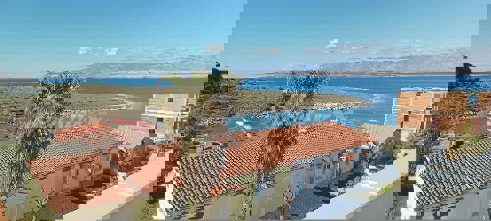 Villa splendidamente arredata a 80 metri dal mare, in posizione tranquilla.