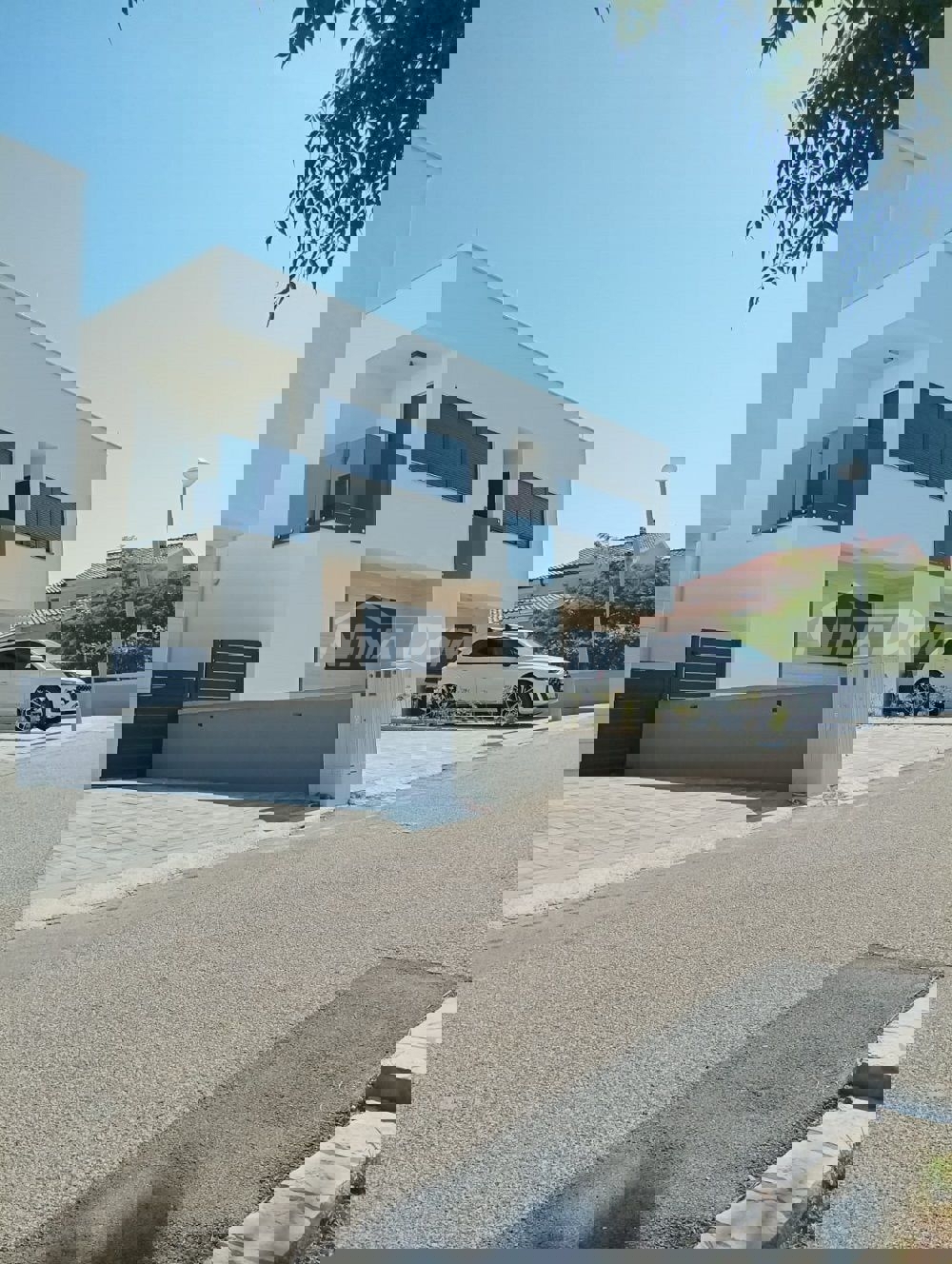 Villa splendidamente arredata a 80 metri dal mare, in posizione tranquilla.