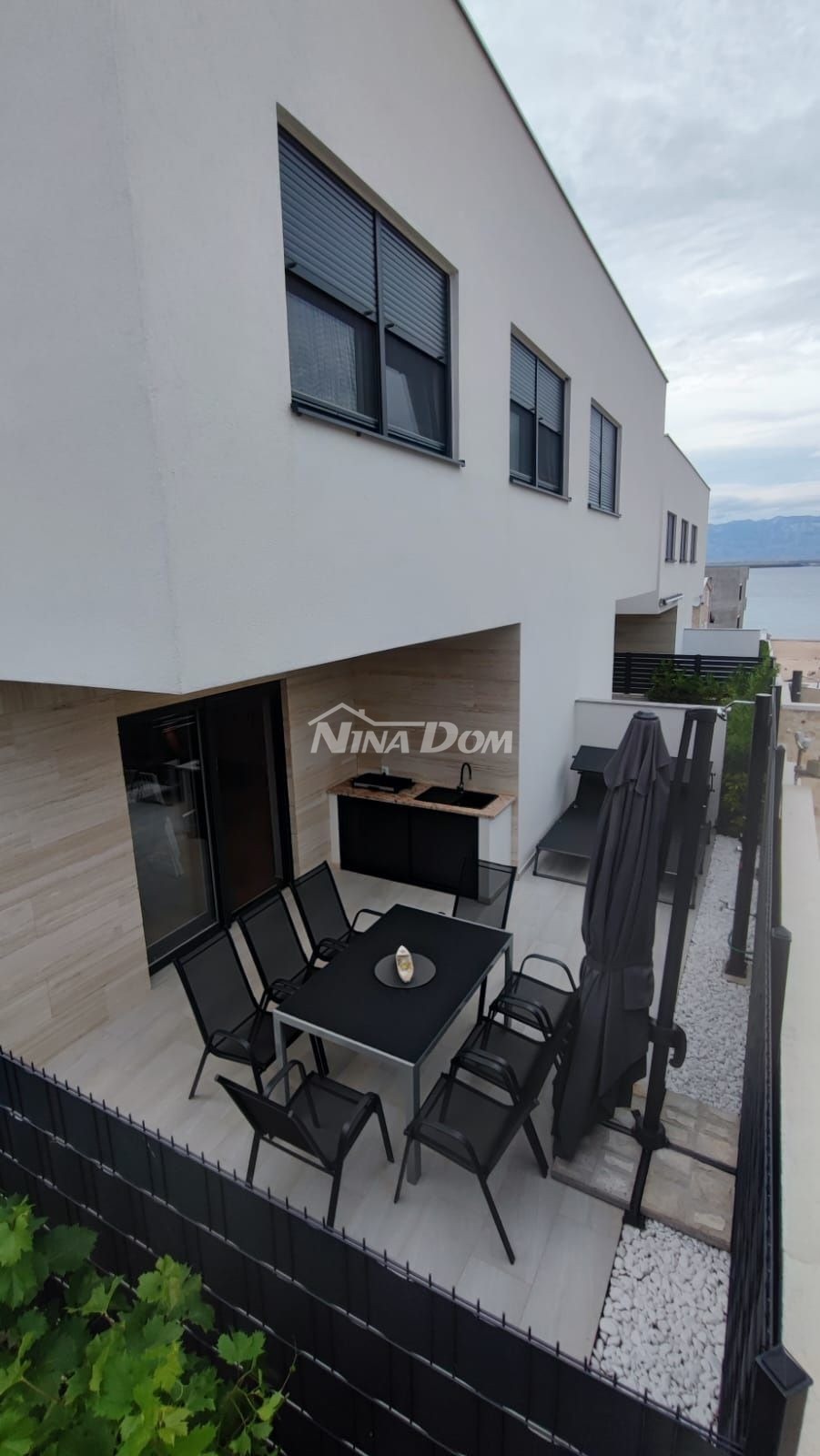 Villa splendidamente arredata a 80 metri dal mare, in posizione tranquilla.