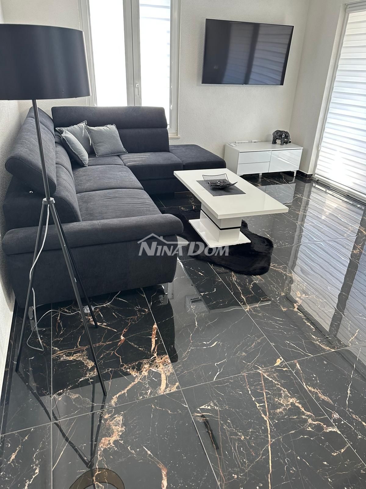 Appartamento in bella posizione con due posti auto e cantina.