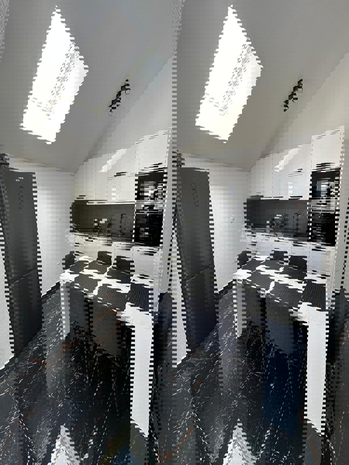 Appartamento in bella posizione con due posti auto e cantina.