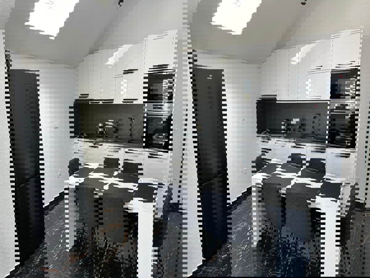 Appartamento in bella posizione con due posti auto e cantina.