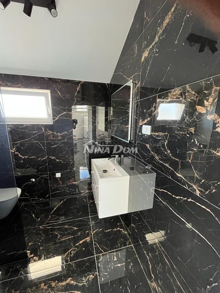 Appartamento in bella posizione con due posti auto e cantina.