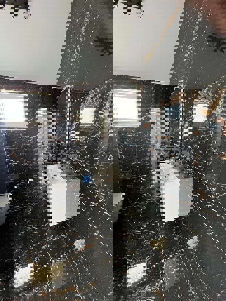 Appartamento in bella posizione con due posti auto e cantina.