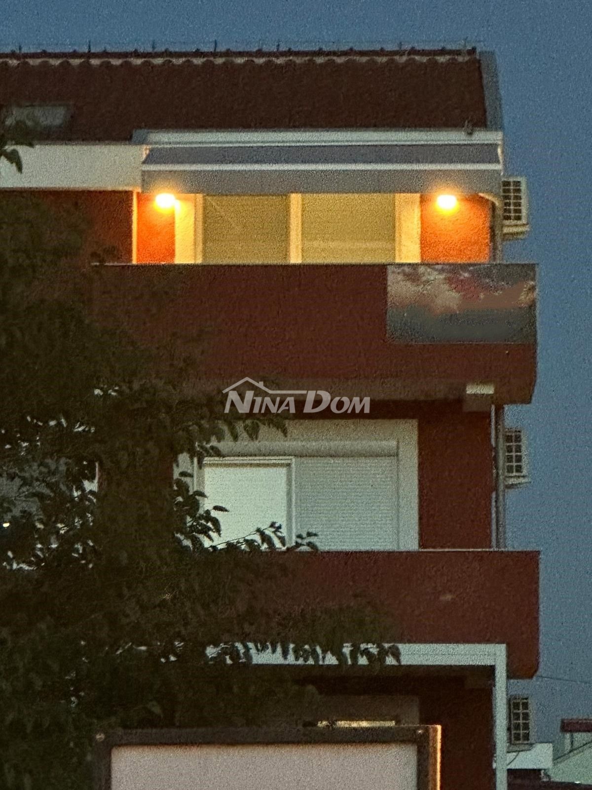 Appartamento in bella posizione con due posti auto e cantina.