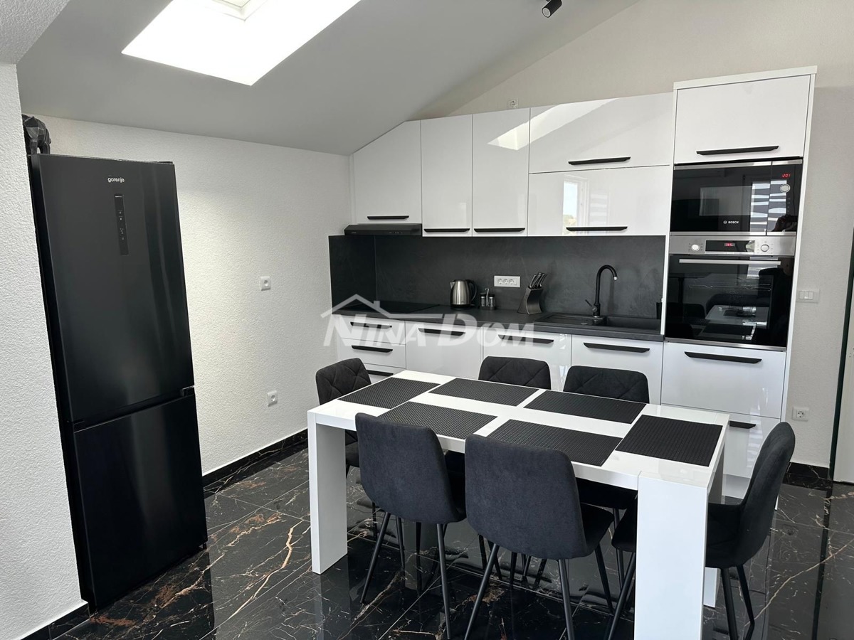 Appartamento in bella posizione con due posti auto e cantina.