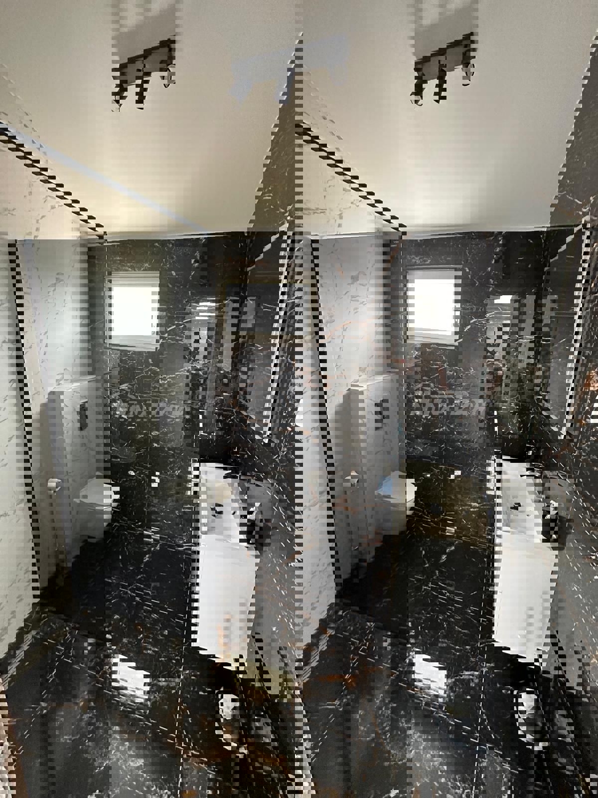 Appartamento in bella posizione con due posti auto e cantina.