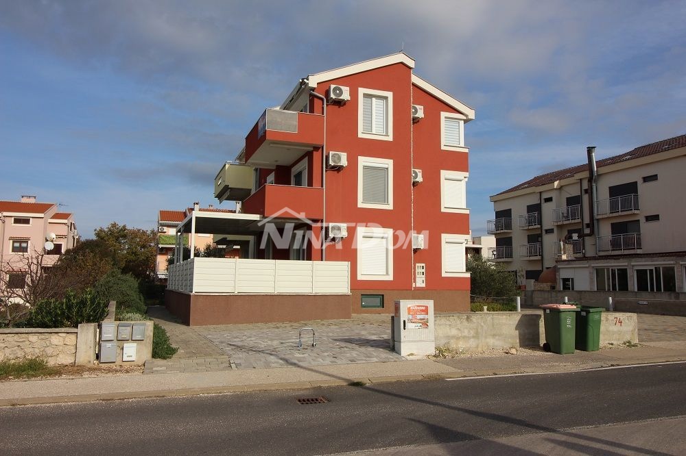 Appartamento in bella posizione con due posti auto e cantina.