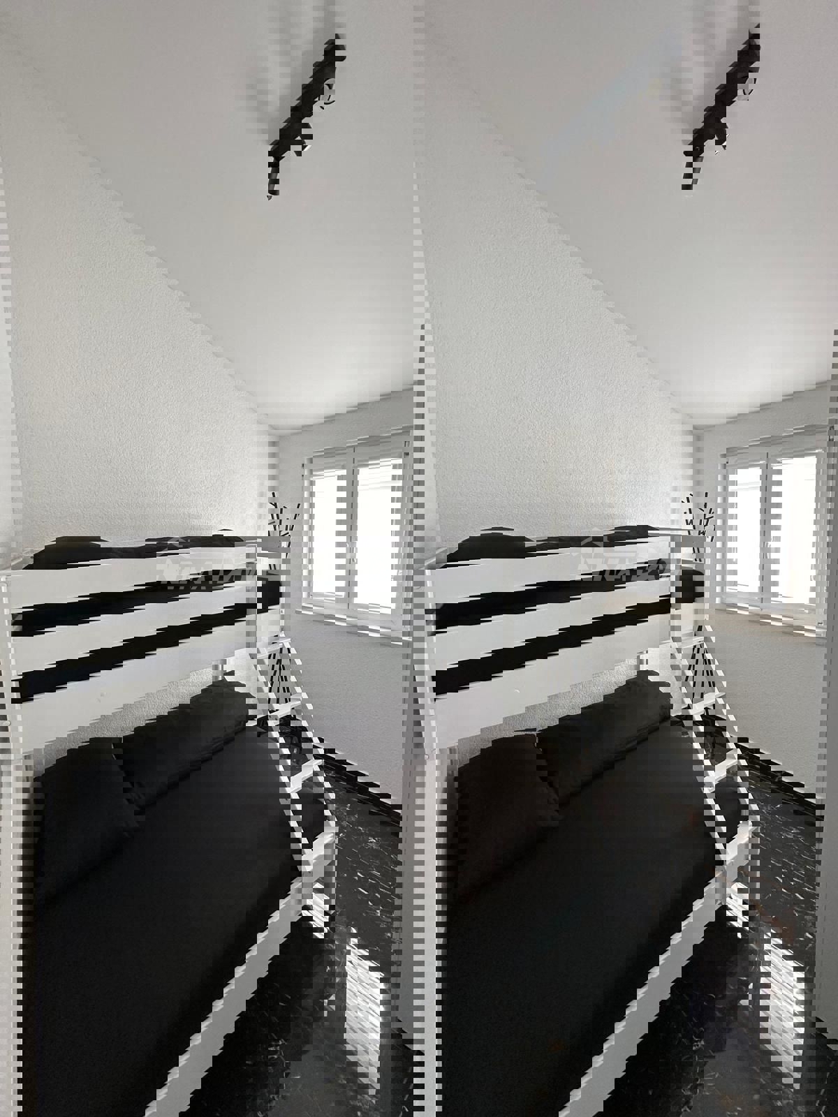 Appartamento in bella posizione con due posti auto e cantina.